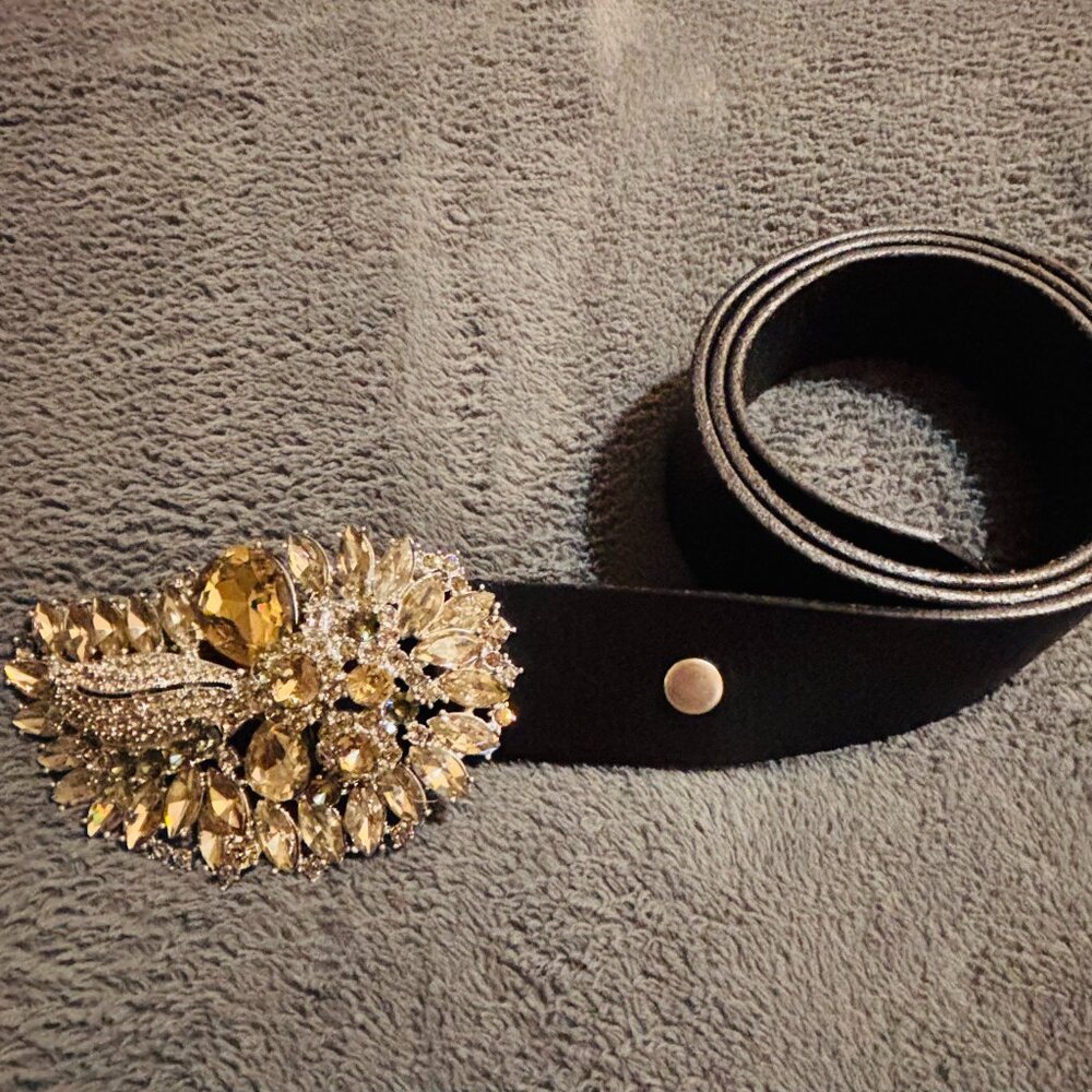 CAbi Embellished Broach Women's Leather Belt Size 41 x 2 inches